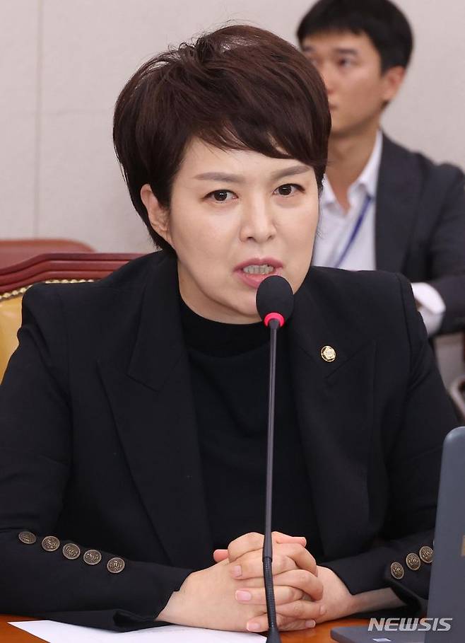 [서울=뉴시스] 조성봉 기자= 김은혜 국민의힘 의원이 지난 7월3일 오후 서울 여의도 국회에서 열린 국토교통위원회 전체회의에서 인사말을 하고 있다. 2024.09.03. suncho21@newsis.com