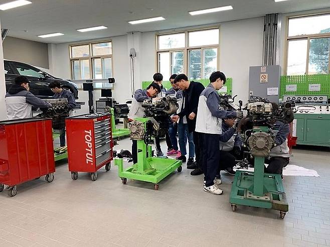 [서울=뉴시스] 한국폴리텍대학 화성캠퍼스 스마트자동차과 하이테크과정 훈련생들이 엔진 분해 조립 실습을 하고 있다. 2024.09.03. (사진=한국폴리텍대학 제공) *재판매 및 DB 금지