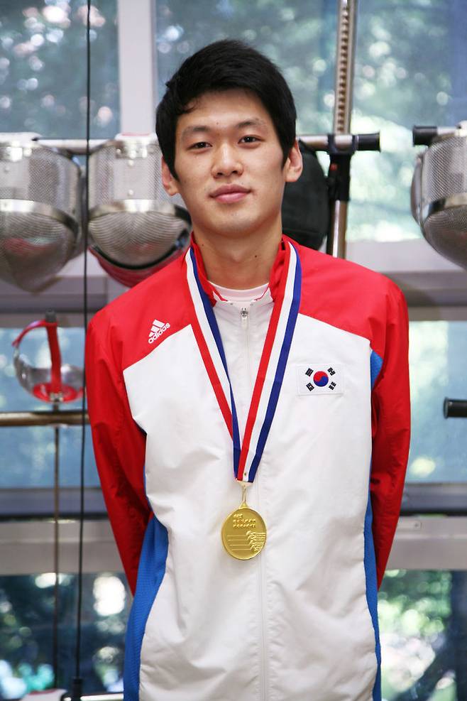 [서울=뉴시스] 2010 광저우 아시안게임 남자 펜싱 사브르 개인전 금메달리스트인 동의대 구본길 선수가 지난 2011년 2월 21일 이탈리아 파도바에서 막을 내린 월드컵 A급 대회 결승전에서 불가리아의 라프케스 드미트리를 물리치고 금메달을 목에 걸며 아시아를 넘어 세계 정상에 우뚝 섰다. (뉴시스DB)  *재판매 및 DB 금지