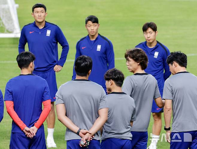 [고양=뉴시스] 최동준 기자 = 홍명보 대한민국 축구 국가대표팀 감독을 비롯한 선수들이 3일 경기 고양종합운동장에서 훈련을 하고 있다.대표팀은 오는 5일 서울월드컵경기장에서 팔레스타인과 2026 국제축구연맹(FIFA) 북중미 월드컵 3차 예선 1차전을 치른다. 2024.09.03. photocdj@newsis.com