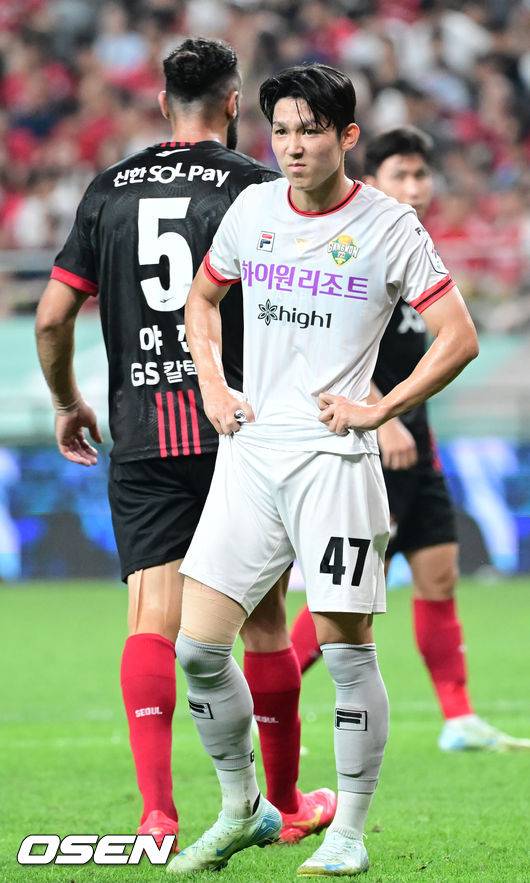 [OSEN=서울월드컵경기장, 김성락 기자] 24일 오후 서울 성산동 서울월드컵경기장 ‘하나은행 K리그1&nbsp;2024’ FC서울과 강원FC의 경기가 열렸다.이날 서울은 강원과의 승부에서 2016년 이후 ‘첫’ 5연승을 노리고 있다. 전반 강원 양민혁이 수비를 준비하고 있다. 2024.08.24 / ksl0919@osen.co.kr