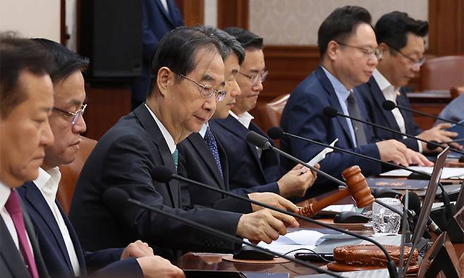 한덕수 국무총리가 3일 서울 종로구 정부서울청사에서 열린 국무회의에 참석해 의사봉을 두드리고 있다. 뉴시스