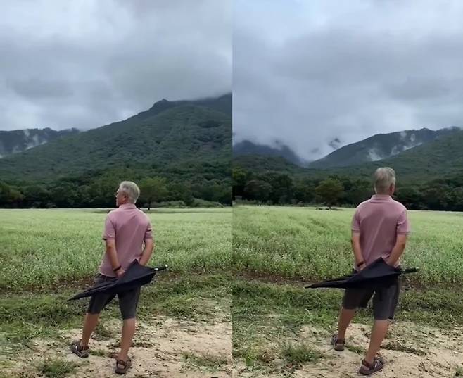 흐린 하늘 아래 펼쳐진 메밀밭 보는 영상을 첨부한 문재인 전 대통령의 사회관계망서비스(SNS) 글에 더불어민주당 지지자들로 추정되는 누리꾼들의 ‘끝까지 응원한다’는 댓글이 쏟아지고 있다.&nbsp;문재인 전 대통령 인스타그램 계정 영상 캡처