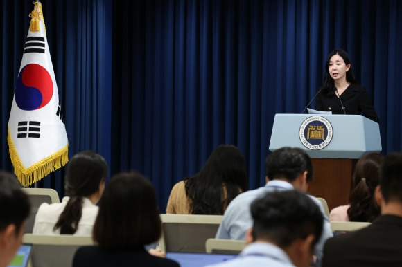 정혜전 대통령실 대변인 브리핑 - 정혜전 대통령실 대변인이 2일 서울 용산 대통령실 청사에서 현안 브리핑을 하고 있다.  연합뉴스