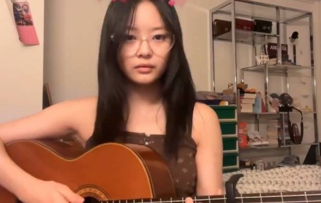 자작곡을 공개 중인 하니. SNS캡처