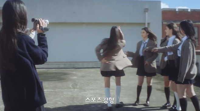 뉴진스 뮤직비디오 ‘디토’ 속 가상 캐릭터인 반희수(왼쪽) 채널에 올라온 뉴진스 관련 영상이 어도어의 요청으로 삭제된 것으로 알려졌다. 유튜브 방송화면