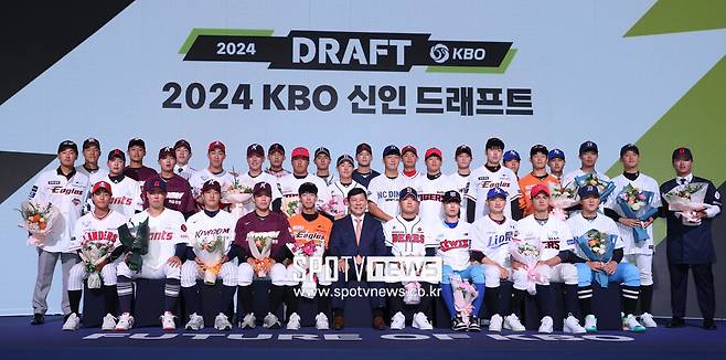 ▲ 2024 KBO 신인드래프트에 지명된 선수들이 한 자리에 모여 기념 사진을 찍고 있다. 허구연 KBO 총재가 한 가운데에 자리하고 있다. ⓒ곽혜미 기자