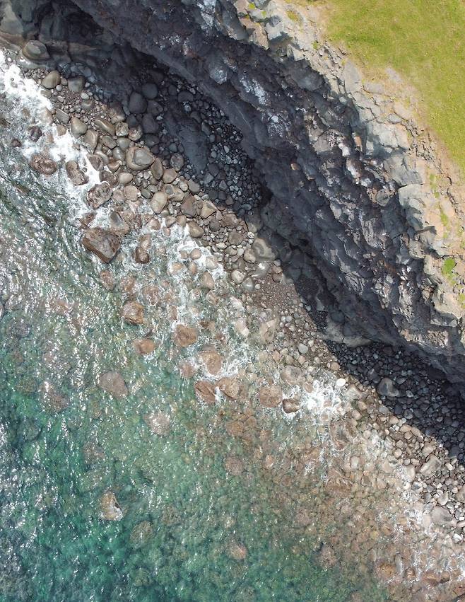 파도에 의한 침식과 풍화작용으로 해식애가 발달한 마라도 북서해안