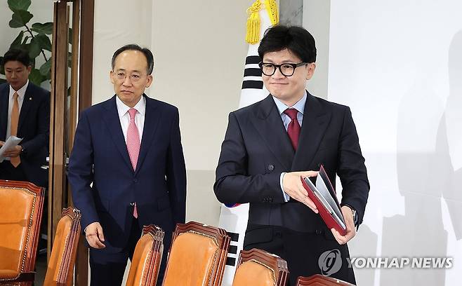 최고위원회의 입장하는 한동훈 대표와 추경호 원내대표 (서울=연합뉴스) 김주형 기자 = 국민의힘 한동훈 대표와 추경호 원내대표(왼쪽)가 2일 오전 국회에서 열린 최고위원회의에 입장하고 있다. 2024.9.2 kjhpress@yna.co.kr