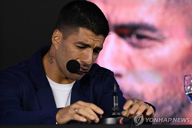 울먹이며 대표팀 은퇴를 발표하는 루이스 수아레스 [AFP=연합뉴스]
