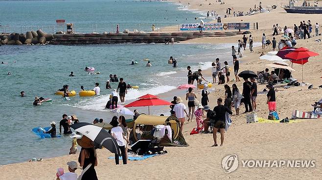 이제 무더위 끝났으면 (강릉=연합뉴스) 유형재 기자 = 지난달 25일 강원 강릉시 강문해수욕장에서 피서객들이 막바지 피서를 즐기고 있다.
    경포와 강문 등 동해안 대부분의 해수욕장은 지난달 18일 폐장했다. 2024.8.25 yoo21@yna.co.kr