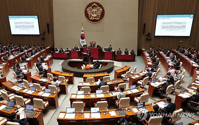 질의 경청하는 한덕수 국무총리와 국무위원들 (서울=연합뉴스) 김주형 기자 = 한덕수 국무총리와 국무위원들이 3일 국회에서 열린 예산결산특별위원회 전체회의에 참석해 의원들의 질의를 경청하고 있다. 2024.9.3 kjhpress@yna.co.kr