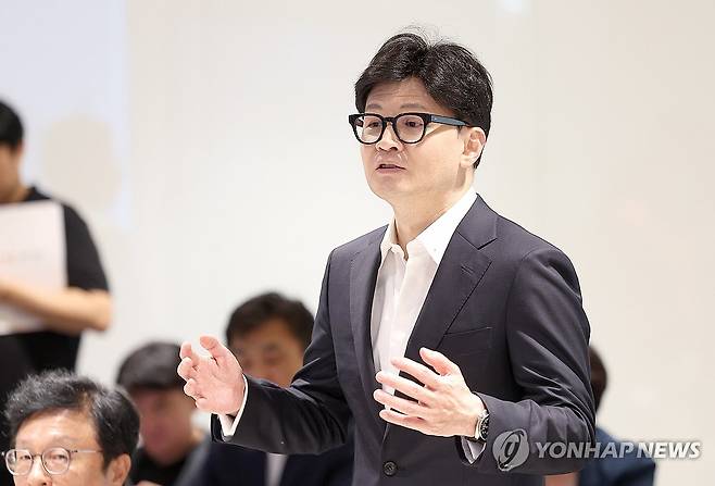 인사말 하는 한동훈 대표 (구미=연합뉴스) 윤관식 기자 = 국민의힘 한동훈 대표가 3일 오후 경북 구미시 산동읍에 위치한 반도체 소재·부품 전문기업인 원익큐엔씨를 방문해 인사말하고 있다. 2024.9.3 psik@yna.co.kr