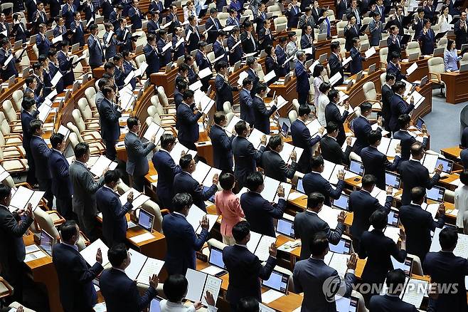 제22대 국회의원 선서 (서울=연합뉴스) 김주성 기자 = 2일 서울 여의도 국회 본회의장에서 열린 제22대 국회 개원식 겸 제418회국회(정기회) 개회식에서 의원들이 선서하고 있다. 2024.9.2 utzza@yna.co.kr