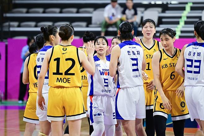 우리은행과 KB 선수들 [WKBL 제공. 재판매 및 DB금지]