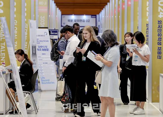 지난달 27일 서울 강남구 코엑스에서 열린 ‘글로벌 탤런트 페어’에서 외국인 유학생들이 채용관을 살펴보고 있다. (사진=뉴시스)