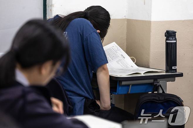 4일 서울 양천구 신목고등학교에서 열린 '2025학년도 대학수학능력시험 9월 모의평가'에 앞서 수험생들이 시험준비를 하고 있다. 2024.9.4/뉴스1 ⓒ News1 사진공동취재단