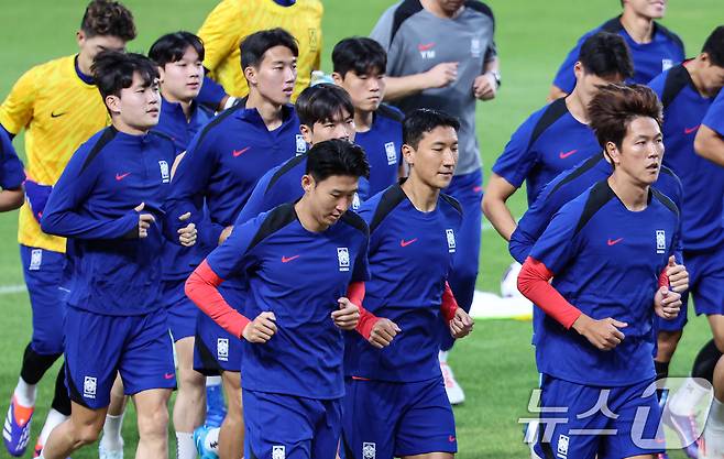 손흥민을 비롯한 대한민국 축구 국가대표팀 선수들이 3일 오후 경기 고양시 고양종합운동장에서 훈련을 하고 있다. 대표팀은 오는 5일 서울 상암월드컵경기장에서 팔레스타인과 2026 국제축구연맹(FIFA) 북중미 월드컵 3차 예선 1차전을 치른다. 2024.9.3/뉴스1 ⓒ News1 김도우 기자