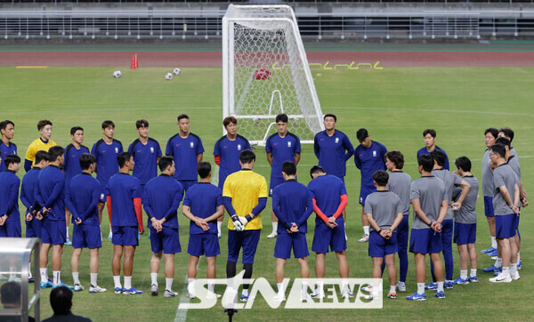 홍명보 대한민국 축구 국가대표팀 감독을 비롯한 선수들이 3일 경기 고양종합운동장에서 훈련을 하고 있다. 대표팀은 오는 5일 서울월드컵경기장에서 팔레스타인과 2026 국제축구연맹(FIFA) 북중미 월드컵 3차 예선 1차전을 치른다. 사진┃뉴시스