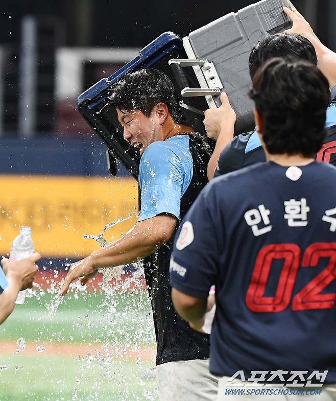 30일 서울 고척스카이돔에서 열린 롯데-키움전. 롯데가 8대2로 승리하며 정현수가 프로 데뷔 첫 승을 거뒀다. 동료들이 정현수에게 물을 뿌리며 축하하고 있다. 고척=정재근 기자 cjg@sportschosun.com/2024.8.30/