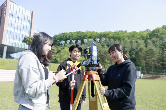 충남도립대학교 토지행정학과는 개교 이래 총 230명의 지적직 공무원을 배출하는 등 '토지행정학과=지적 공무원 합격'이라는 공식이 올해도 통하고 있다.충남도립대 제공