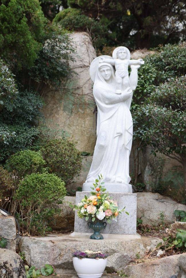 예수님을 어깨 위 높이 치껴들고 있는 성모님 ⓒ