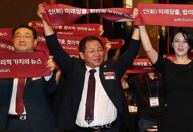 이상휘 국민의힘 의원이 4일 오후 서울 여의도 콘래드서울호텔 그랜드볼룸에서 열린 '데일리안 창간 20주년 SUPER SHOW'에서 데일리안 신념선포 퍼포먼스를 함께하고 있다. ⓒ데일리안 홍금표 기자