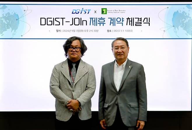 (오른쪽부터) 이건우 DGIST 총장과 윤진효 JOIn 발간 편집장. DGIST 제공