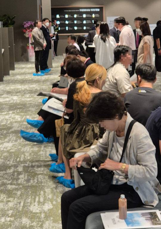 위파크 제주 견본주택에 고객들이 유니트 관람과 상담을 받고 있는 모습 .    [호반건설 제공]