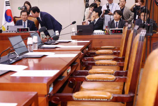 4일 순직해병 특검법 상정에 반발한 국민의힘 의원들이 불참한 가운데 국회 법제사법위원회가 열리고 있다. <연합뉴스>