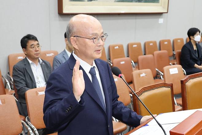 안창호 국가인권위원장 후보자가 3일 서울 여의도 국회 운영위원회에서 열린 인사청문회에서 선서하고 있다. 연합뉴스