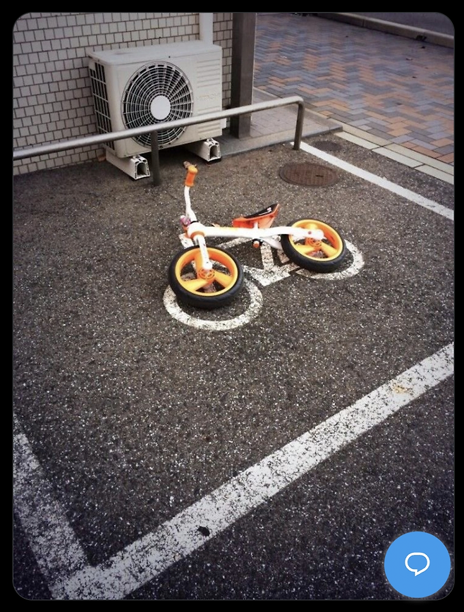 image.png 자전거주차장에 딱 맞게 주차한 어느 아이