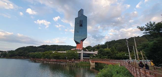 노무현 전 대통령이 오찬하는 등 한 때 청주의 랜드마크로 불리던 명암타워. 오윤주 기자