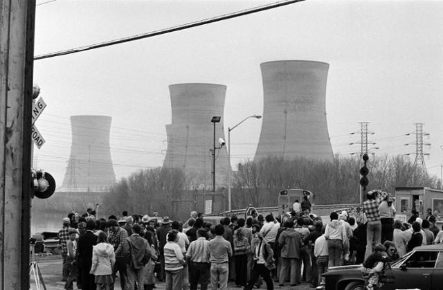 1979년 미국 펜실베이니아 스리마일섬 원전 사고 당시 취재진들이 접근 통제선 외곽에서 상황을 지켜보고 있다. AP