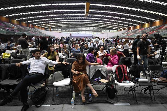 멕시코에서 '판사 직선제' 등 사법 개혁안에 반발하는 판사 및 법원 관계자들의 대규모 파업 시위가 이어지고 있는 가운데 3일 집권여당 국가재생운동(MORENA· 모레나) 소속 의원들이 사법 개편안을 논의하기 위해 의사당이 아닌 멕시코시티의 살라 데 아르마스 경기장에 모여 있다. 멕시코시티=AFP 연합뉴스