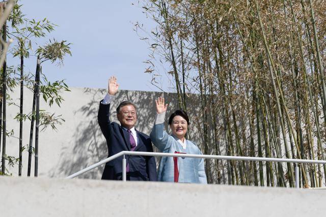 문재인 전 대통령 부부가 2022년 5월 10일 오후 경남 양산시 하북면 평산마을 자택에서 인사하고 있다. 연합뉴스