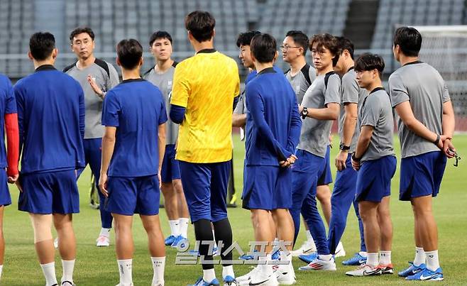 홍명보 감독이 3일 오후 경기 고양시 고양종합운동장에서 진행된 축구국가대표 훈련에서 선수단과 미팅을 하고 있다. 주장 손흥민 등 해외파까지 모두 합류해 완전체로 훈련을 시작한 대한민국 축구대표팀은 5일 서울월드컵경기장에서 '2026 국제축구연맹(FIFA) 북중미 월드컵' 3차 예선 팔레스타인전을 치르고 10일에는 오만과의 원정경기를 갖는다. 고양=김민규 기자 mgkim1@edaily.co.kr /2024.09.03/