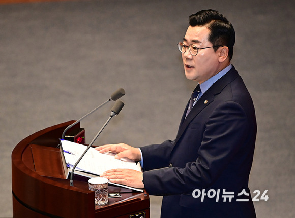 박찬대 더불어민주당 원내대표가 4일 오전 서울 여의도 국회에서 열린 본회의에서 교섭단체 대표연설을 하고 있다. [사진=곽영래 기자]