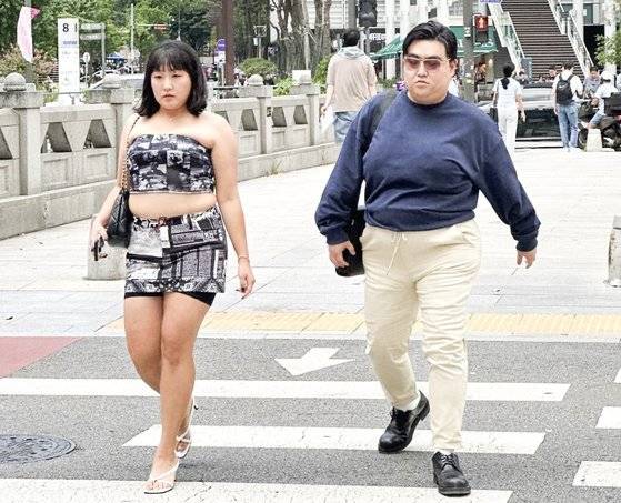 쿠팡플레이의 코미디쇼 ‘SNL 코리아’가 방시혁 하이브 의장과 BJ 과즙세연을 패러디했다. 사진 유튜브 캡처