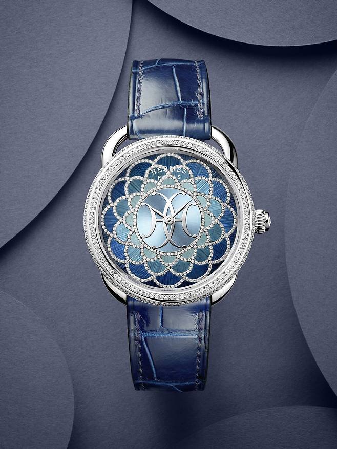 밀짚 마케트리로 다이얼을 만든 아쏘 아쉬데코 화이트 골드 버전. [사진 에르메스]