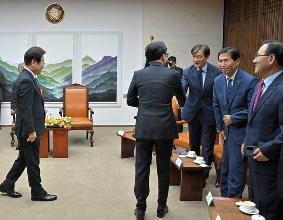 지난 2일 한동훈 국민의힘 대표와 조국 조국혁신당 대표가 제22대국회 개원식 사전환담에서 인사하고 있다. 김성룡 기자