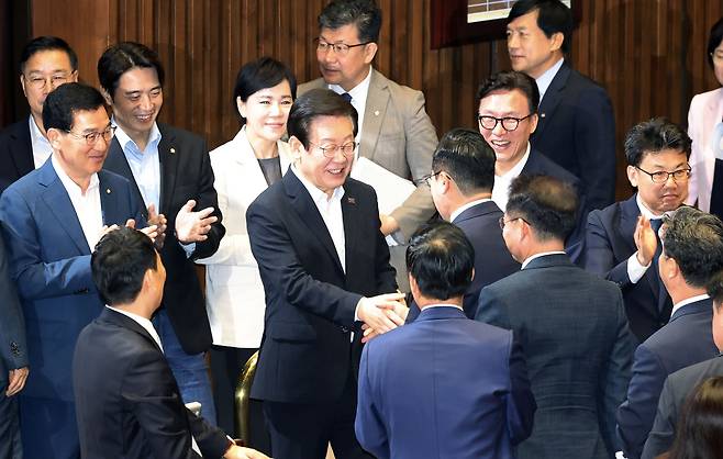 박찬대 더불어민주당 원내대표가 4일 국회 본회의장에서 교섭단체 대표연설을 마친 뒤 이재명 대표와 인사하고 있다. 김성룡 기자