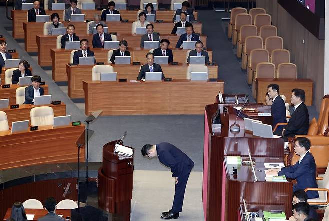 박찬대 더불어민주당 원내대표가 4일 국회 본회의장에서 교섭단체 대표연설에 앞서 인사하고 있다. 김성룡 기자