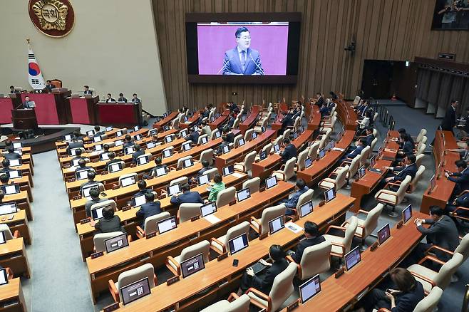 박찬대 더불어민주당 원내대표가 4일 국회 본회의장에서 교섭단체 대표연설을 하고 있다. 여당 의원석에 빈 자리에 보인다. 김성룡 기자