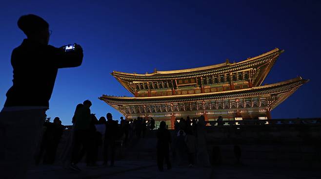 경복궁 야간 개장 첫날인 지난 5월8일 오후 경복궁을 찾은 시민들이 궁궐의 밤 정취를 즐기고 있다. 연합뉴스