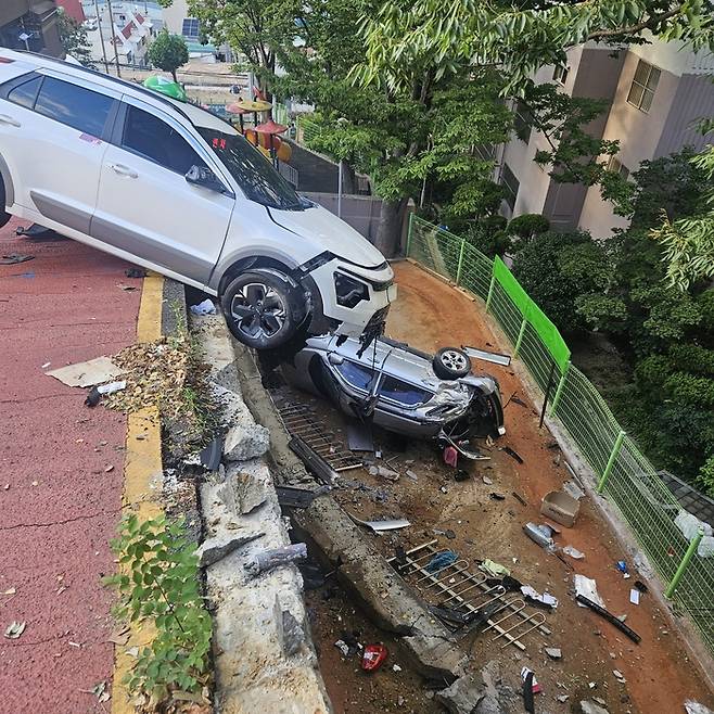 3일 오후 부산 덕천동에서 추돌사고가 발생, SUV차량이 5ｍ 절벽 아래로 추락했다. 부산소방본부제공