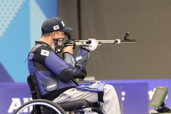 Korean sport shooter Park Jin-ho competes in the men’s 50-meter rifle 3 positions SH1 final at the 2024 Paris Paralympic Games on Tuesday in Paris. [NEWS1]