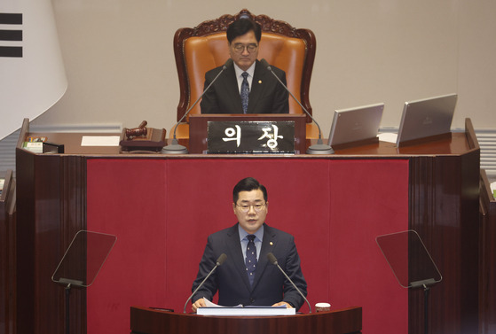 Park Chan-dae, floor leader of the Democratic Party, delivers a speech during a plenary session at the National Assembly on Wednesday. [YONHAP]