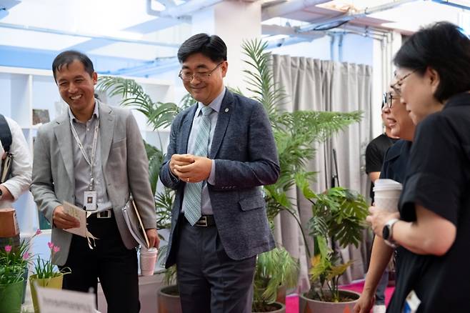 2일 서울 성수동 연무장길에서 열린 디지털 치유정원을 살펴보는 심상택 한국수목원정원관리원 이사장. 한국수목원정원관리원
