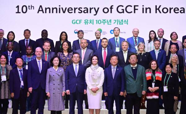 유정복 인천시장이 2023년 11월 14일 송도컨벤시아에서 열린 ‘녹색기후기금(GCF) 유치 10주년 기념식’에서 GCF 관계자 등과 기념촬영을 하고 있다. 인천시 제공